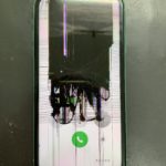 iPhone11の画面が割れ、液晶に線が入り液晶漏れしてしまいました・・・即日修理ができるスマップル札幌大通店にお任せ下さい!