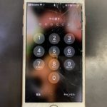 iPhone8の画面がバキバキに割れてしまっても安心して下さい!修理をすれば直せますよ!