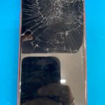 iPhoneSE2画面割れ修理受付中!!液晶損傷にて真っ暗になった即日で修理も可能です!!