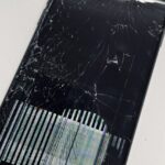 ガラスが酷く割れて液晶が破損したiPhone8!修理で改善ができます!