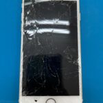 iPhone7の画面が酷く割れて液晶がブラックアウトの状態に・・・その状態でも修理で改善できます!