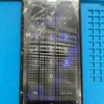 iPhoneSE3の画面が酷く割れ液晶に線が入って破損してしまった!その状態でも修理で綺麗にできます!