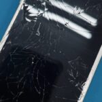 iPhone7の画面が酷く割れて液晶が真っ暗で何も映らない!その状態でも修理で改善ができます!